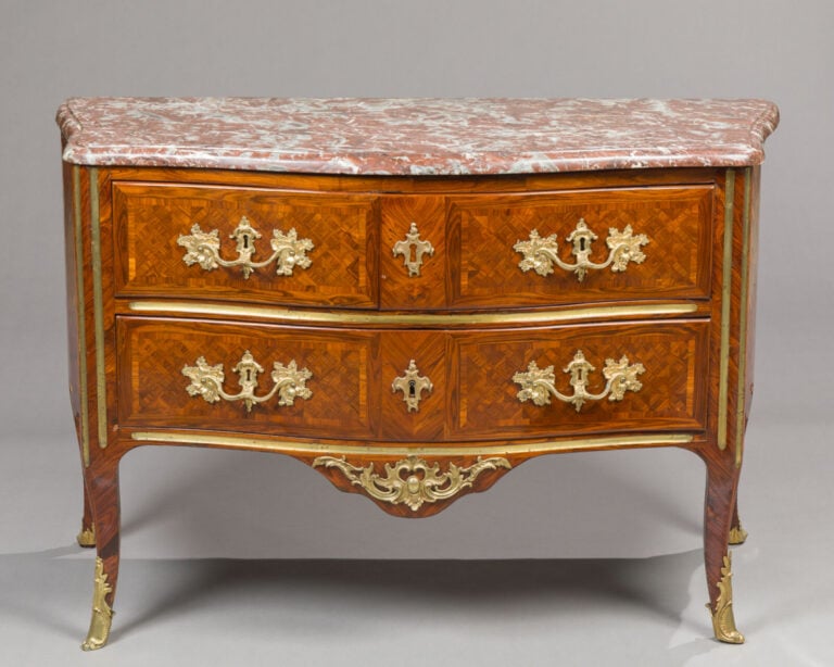 Commode marquetée - à jeu de croisillons de - bois de violette dans des - encad…