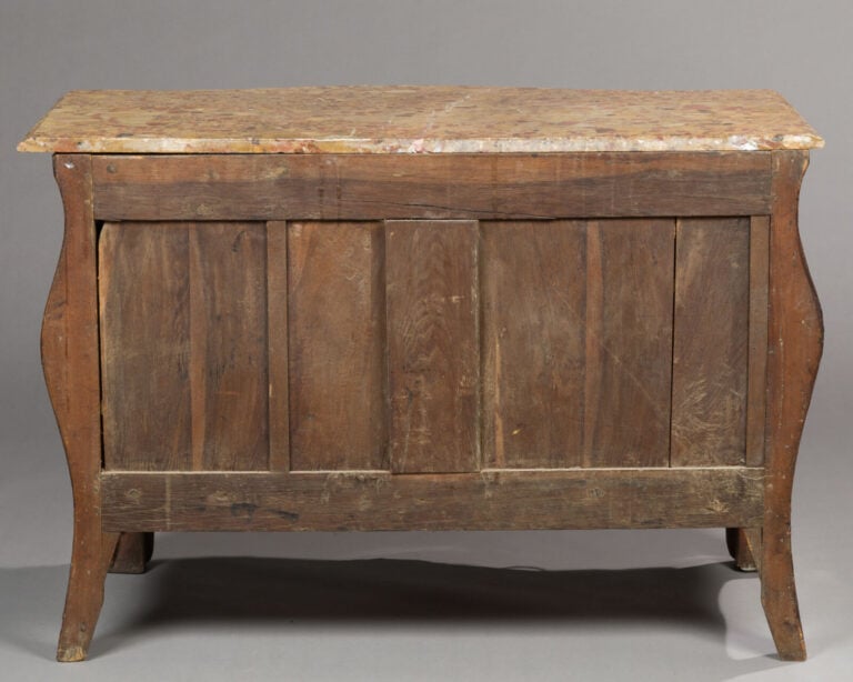 Commode marquetée de bois de rose en quartefeuilles dans des réserves - à filet…
