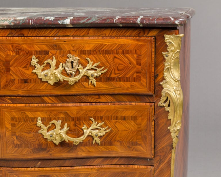 Commode marquetée en - quartefeuilles, frisage ou large - travers de bois de vi…