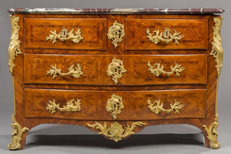 Commode marquetée en - quartefeuilles, frisage ou large - travers de bois de vi…