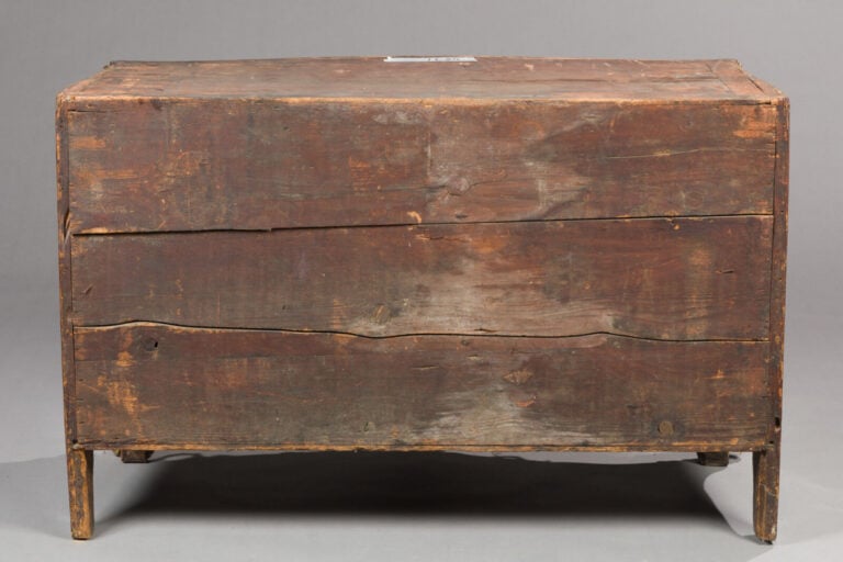 Commode marquetée en - quartefeuilles, frisage ou large - travers de bois de vi…