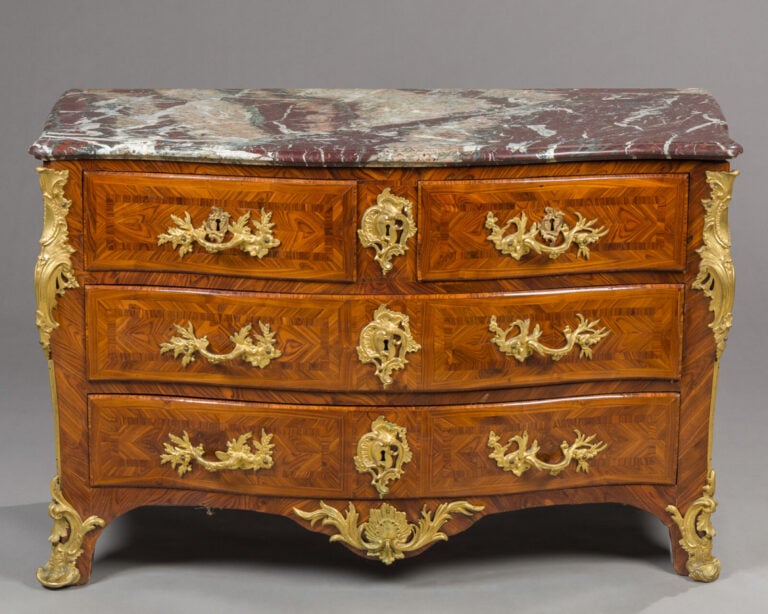 Commode marquetée en - quartefeuilles, frisage ou large - travers de bois de vi…