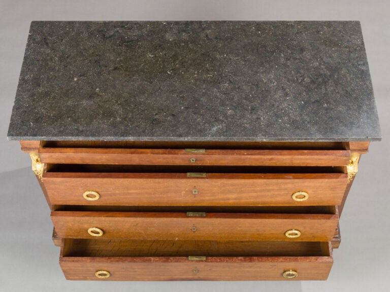 Commode rectangulaire en acajou et placage - d'acajou ouvrant par quatre tiroir…
