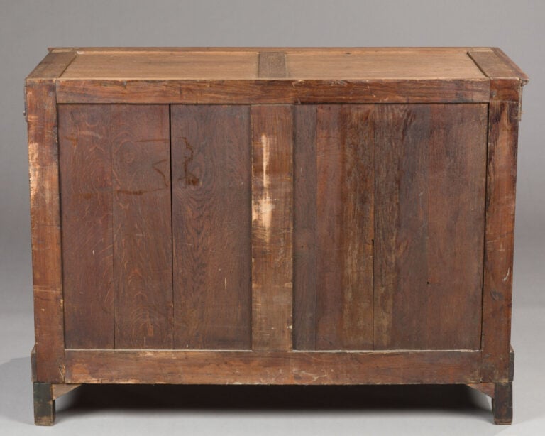 Commode rectangulaire en acajou et placage - d'acajou ouvrant par quatre tiroir…