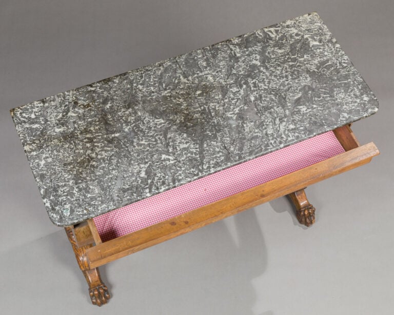 Console en bois de placage ; les pieds - avant en console entretoisée terminés…