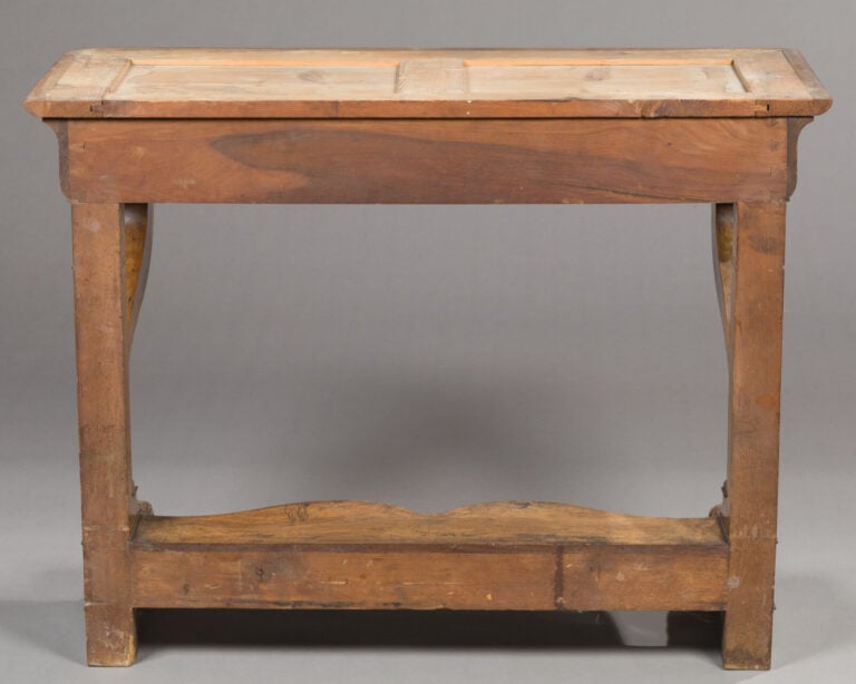 Console en bois de placage ; les pieds - avant en console entretoisée terminés…