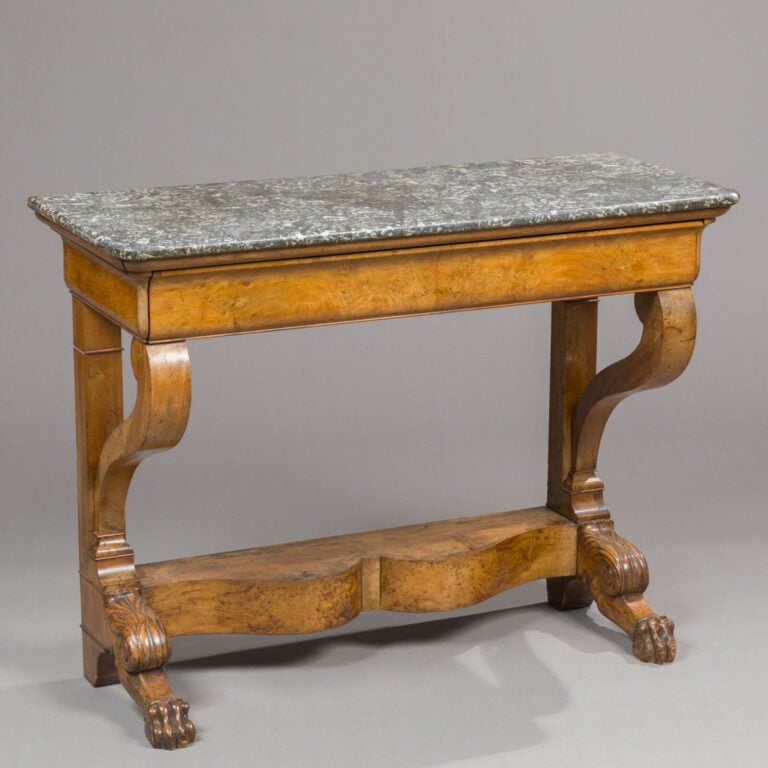 Console en bois de placage ; les pieds - avant en console entretoisée terminés…