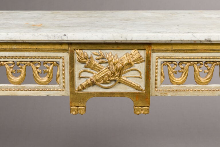 Console rectangulaire en bois laqué blanc et - rechampi or à décor de carquois…