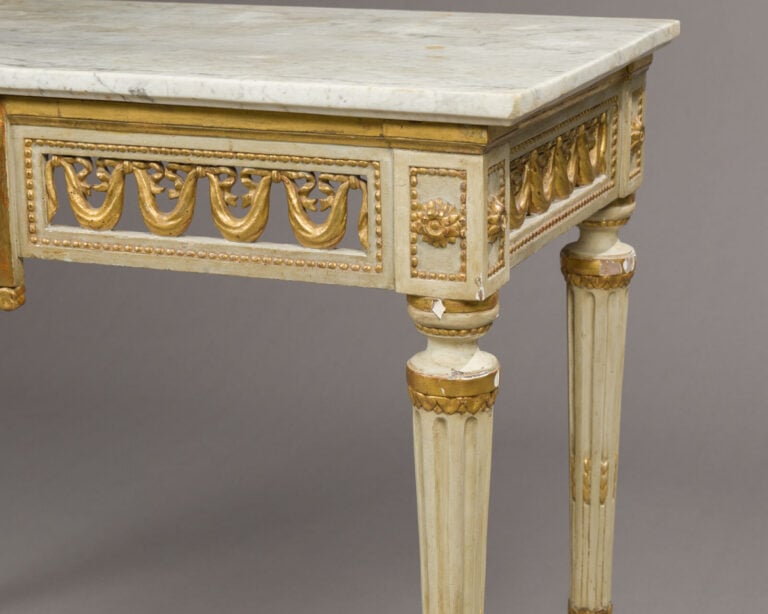 Console rectangulaire en bois laqué blanc et - rechampi or à décor de carquois…