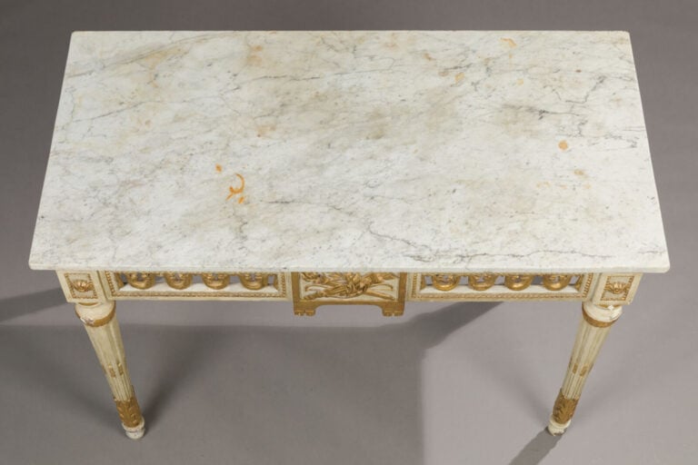 Console rectangulaire en bois laqué blanc et - rechampi or à décor de carquois…
