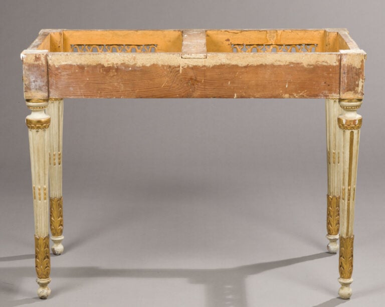 Console rectangulaire en bois laqué blanc et - rechampi or à décor de carquois…