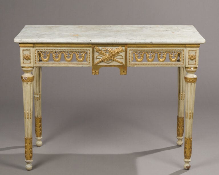 Console rectangulaire en bois laqué blanc et - rechampi or à décor de carquois…