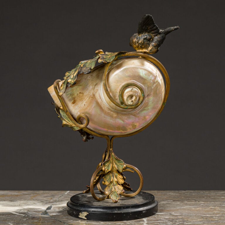 Coupe coquillage dans une monture en métal peint à motif - feuillagé et sommé d…