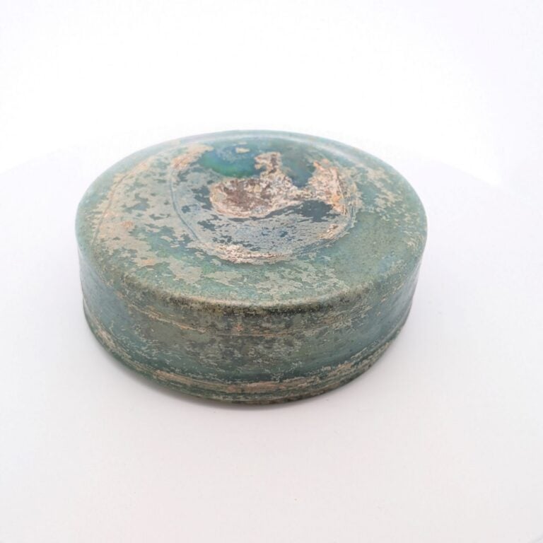 Coupelle à fond convexe et paroi verticale, probablement destinée à une pyxide.…