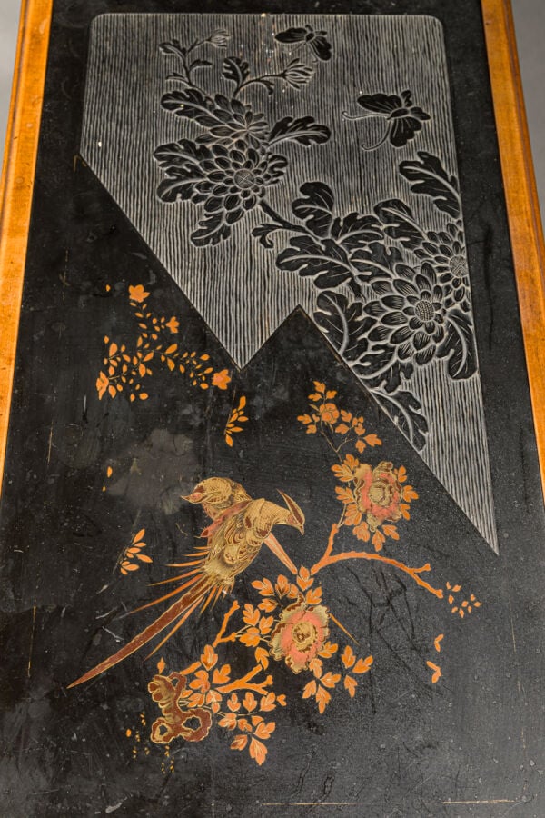 DANS LE GOÛT DU JAPON - VERS 1900 - Table rectangulaire en bois, à pieds galbés…