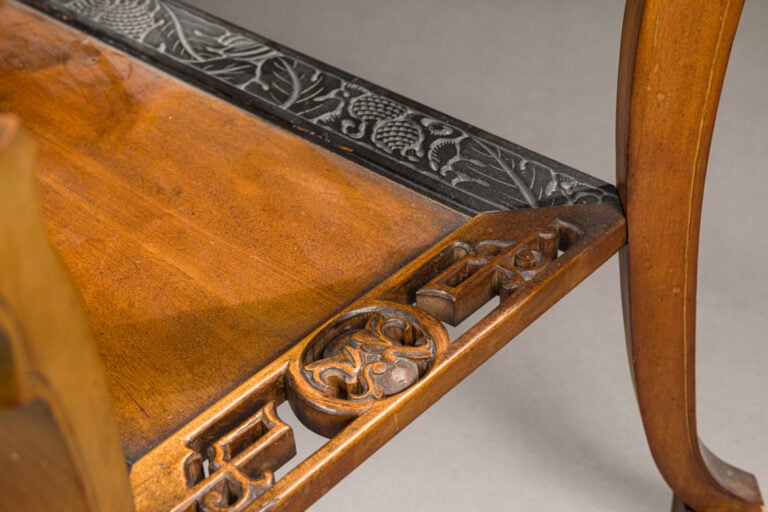 DANS LE GOÛT DU JAPON - VERS 1900 - Table rectangulaire en bois, à pieds galbés…
