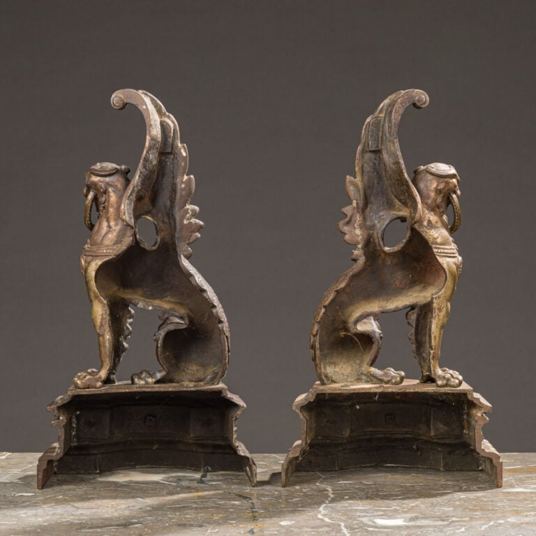 Deux montants de chenets représentant des griffons ailés - Hauteur : 43 cm