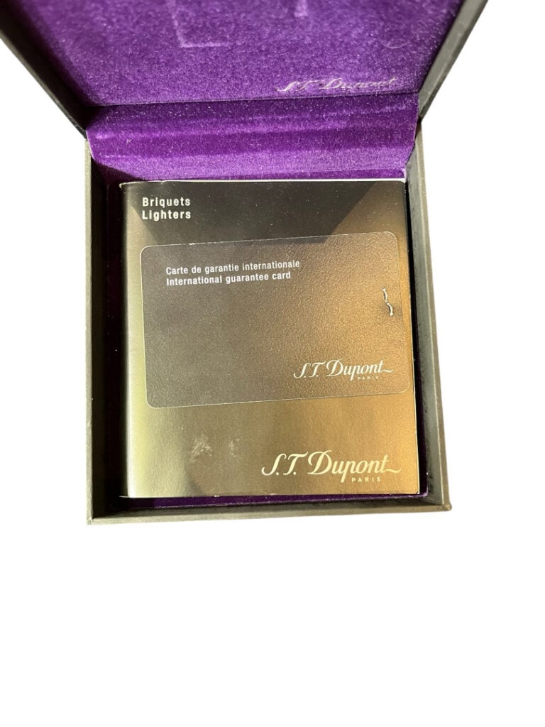 DUPONT - Briquet en métal à décor finement rainuré amati, signé et numéroté - A…