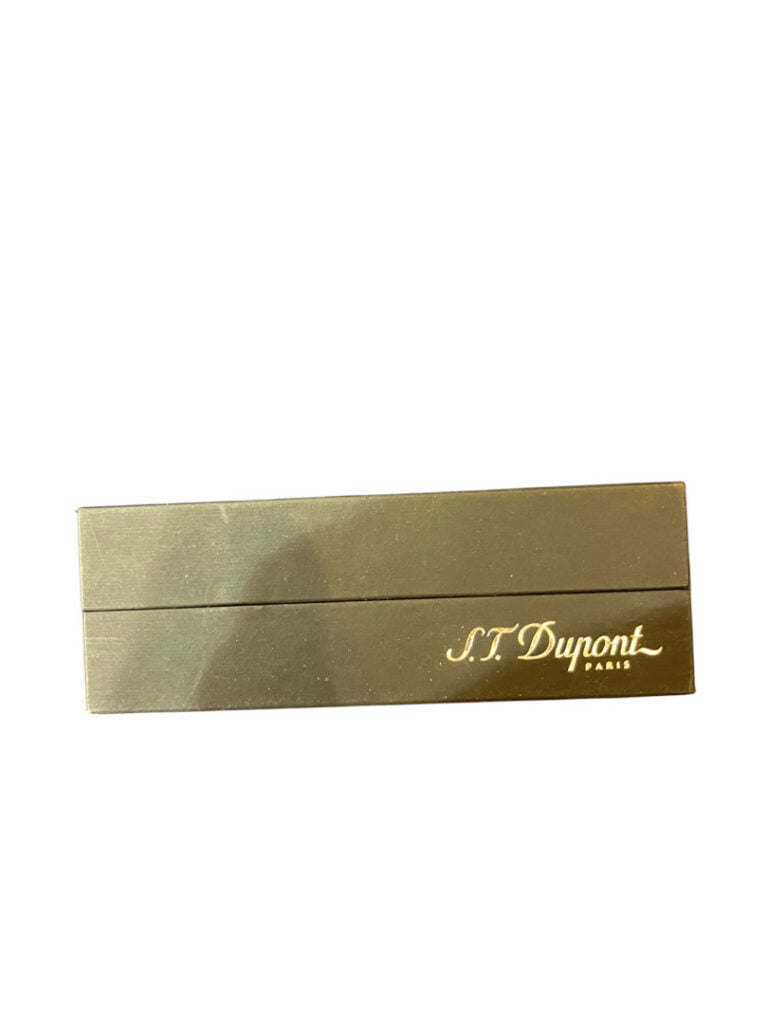 DUPONT - Briquet en métal à décor finement rainuré amati, signé et numéroté - A…