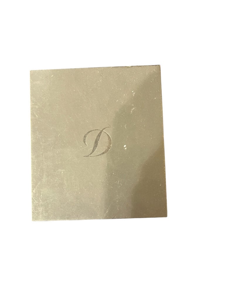 DUPONT - Briquet en métal à décor finement rainuré amati, signé et numéroté - A…