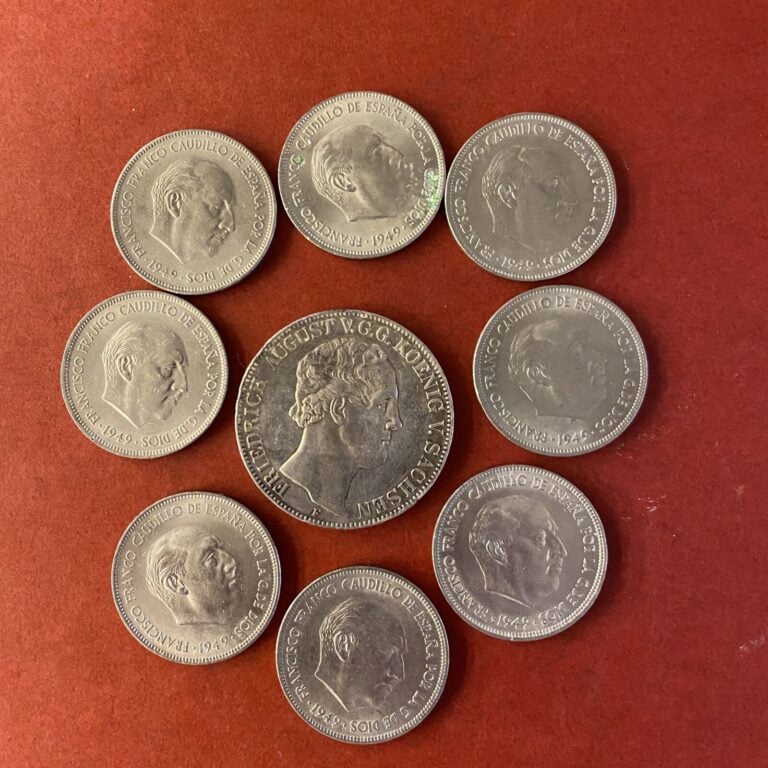 Ensemble de 8 pièces 5 pesetas Franco argent. On joint une pièce argent 47 Munz…