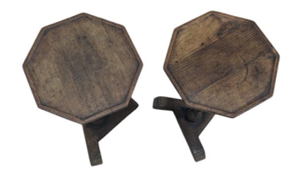 Ensemble de petit mobilier en bois comprenant une paire de tabourets, paire de…