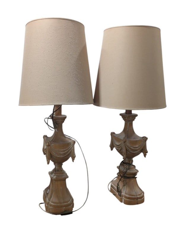 Ensemble de petit mobilier en bois comprenant une paire de tabourets, paire de…