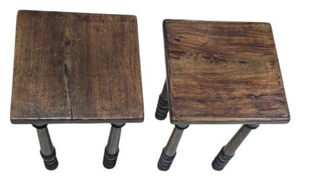 Ensemble de petit mobilier en bois comprenant une paire de tabourets, paire de…