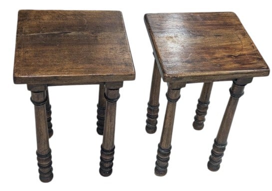 Ensemble de petit mobilier en bois comprenant une paire de tabourets, paire de…