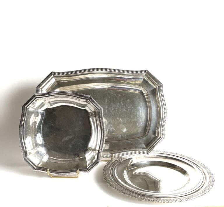 Ensemble de plats en métal argenté comprenant : - - Plat rond à bordure repercé…