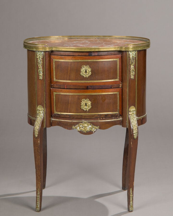 Ensemble de trois tables volantes de salon : - - une à décor marqueté de motifs…