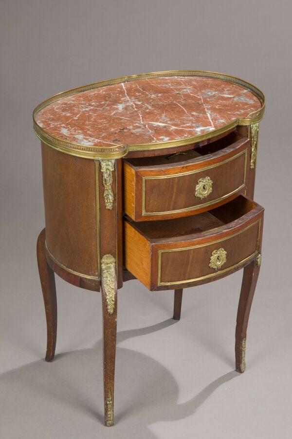 Ensemble de trois tables volantes de salon : - - une à décor marqueté de motifs…