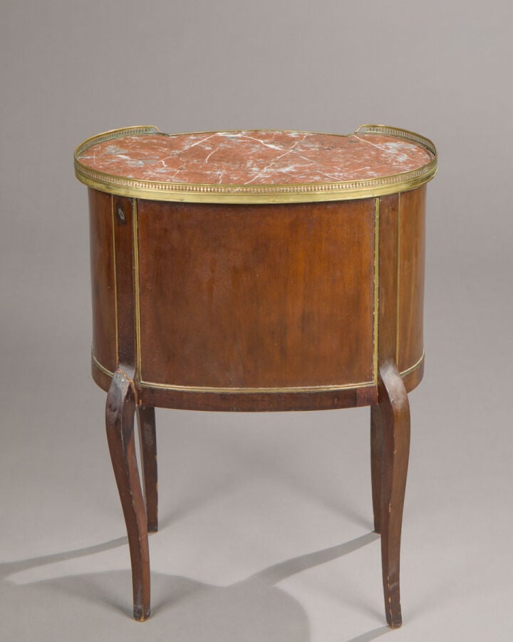 Ensemble de trois tables volantes de salon : - - une à décor marqueté de motifs…