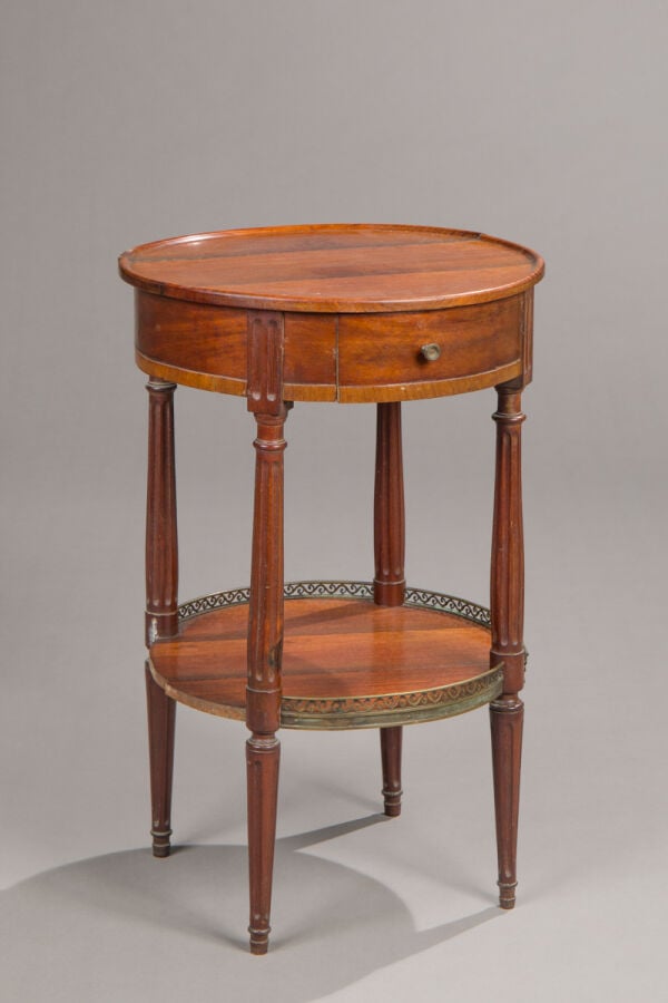 Ensemble de trois tables volantes de salon : - - une à décor marqueté de motifs…