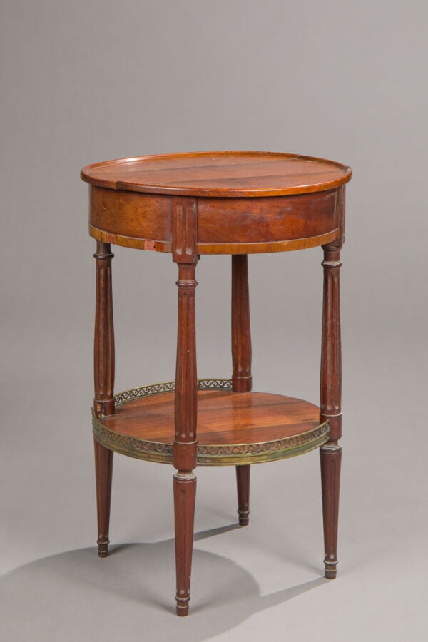 Ensemble de trois tables volantes de salon : - - une à décor marqueté de motifs…