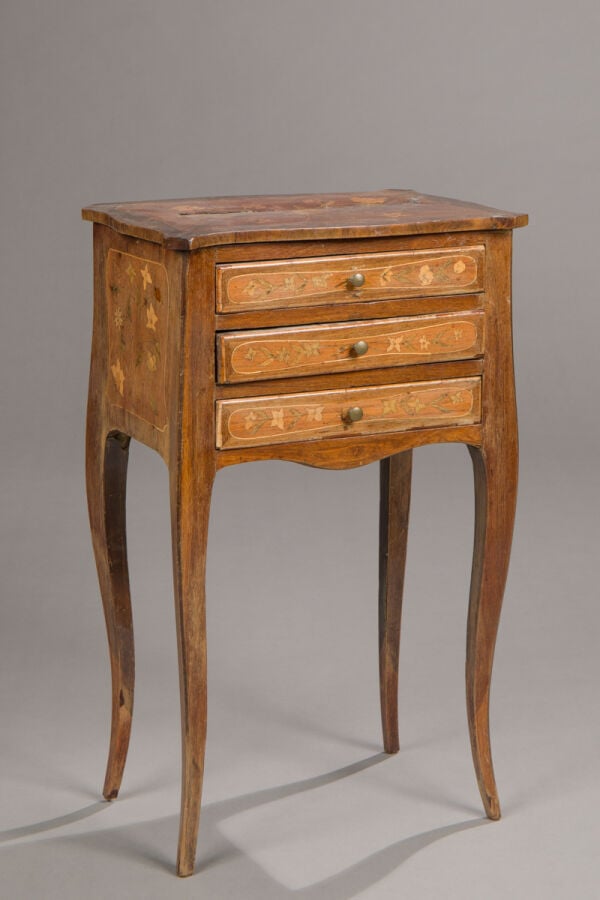 Ensemble de trois tables volantes de salon : - - une à décor marqueté de motifs…
