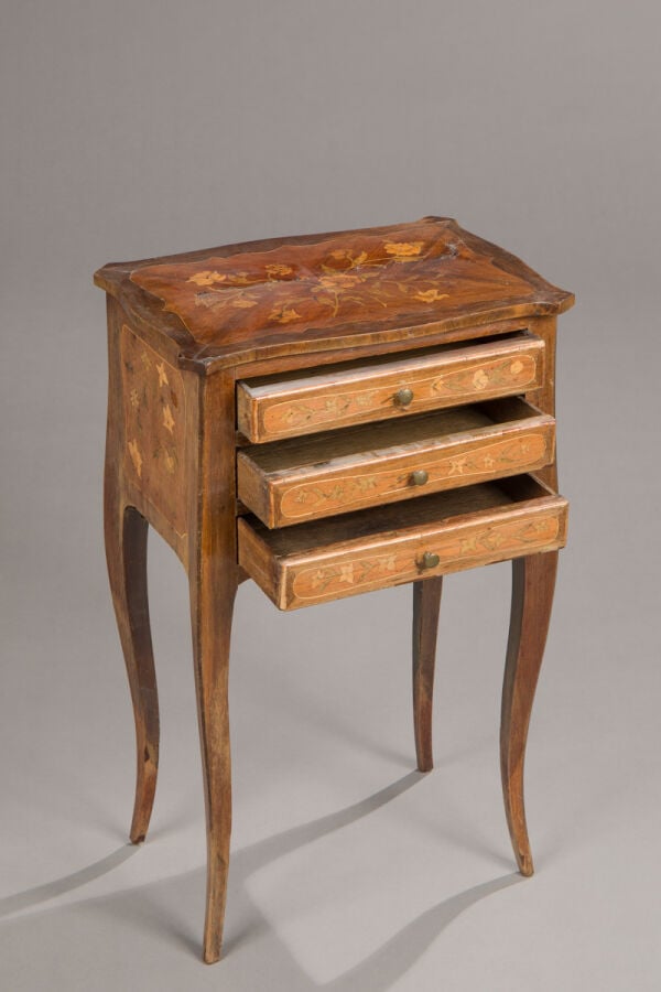 Ensemble de trois tables volantes de salon : - - une à décor marqueté de motifs…