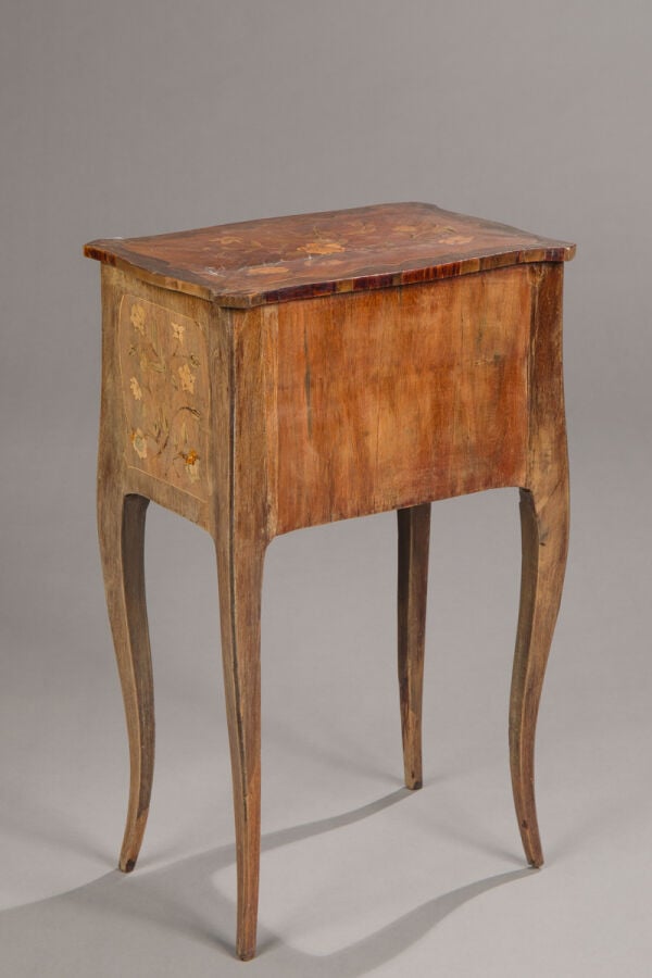 Ensemble de trois tables volantes de salon : - - une à décor marqueté de motifs…