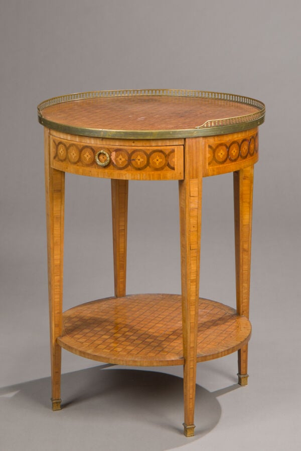 Ensemble de trois tables volantes de salon : - - une à décor marqueté de motifs…