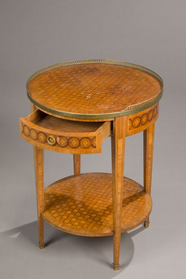 Ensemble de trois tables volantes de salon : - - une à décor marqueté de motifs…