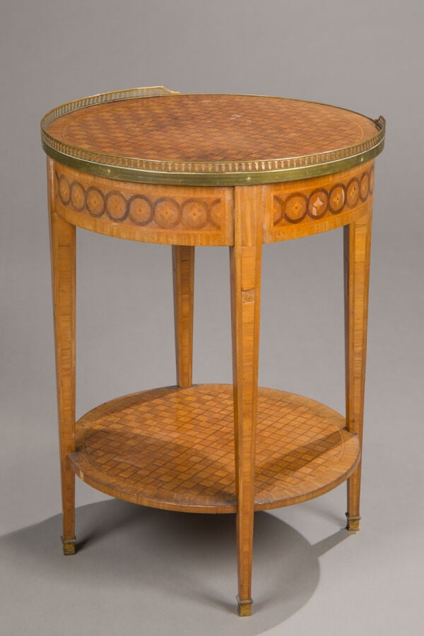 Ensemble de trois tables volantes de salon : - - une à décor marqueté de motifs…