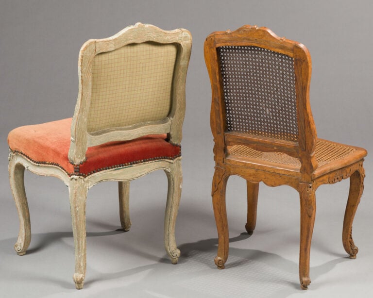 Ensemble deux chaises à dossier à la reine l'une en bois laqué - crème de style…