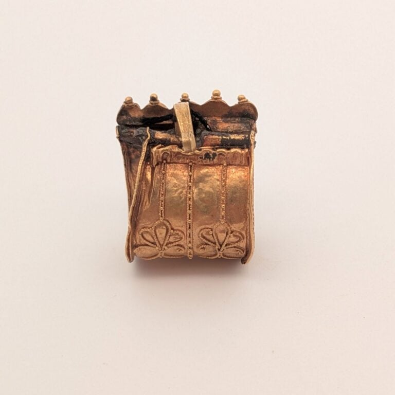 Exceptionnelle boucle d'oreille ornée d'un décor en filigrane de rosettes et de…