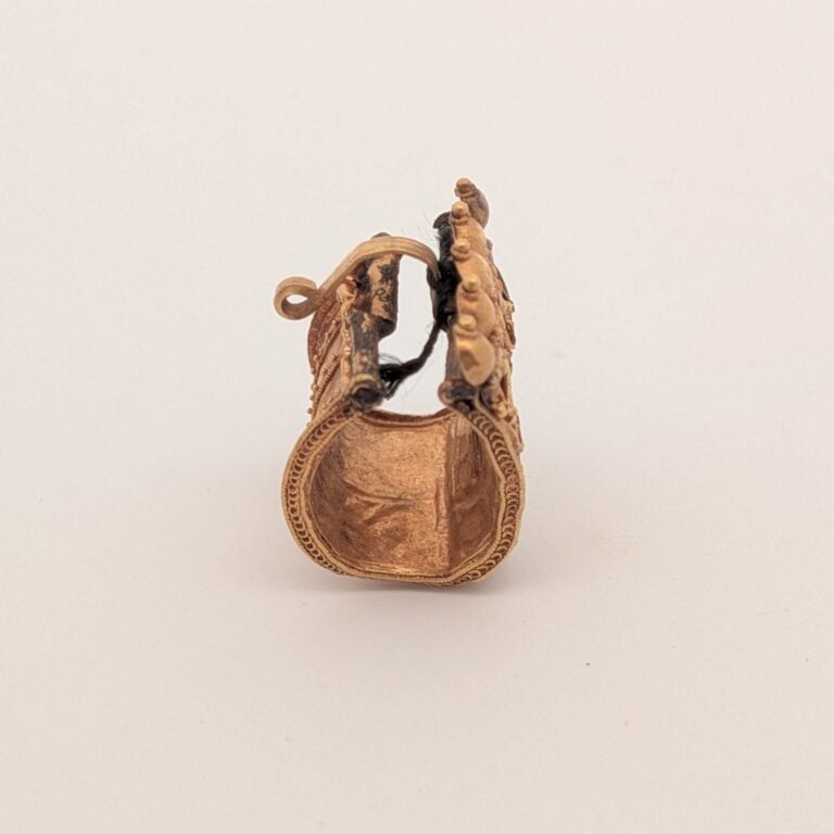Exceptionnelle boucle d'oreille ornée d'un décor en filigrane de rosettes et de…
