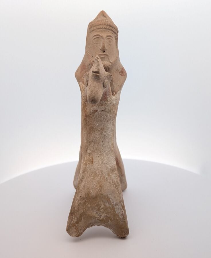 Figurine de cavalier barbu, coiffé par un bonnet. - La tête du personnage est m…