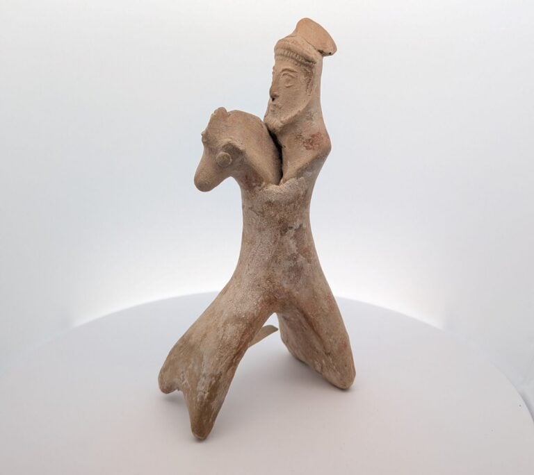 Figurine de cavalier barbu, coiffé par un bonnet. - La tête du personnage est m…