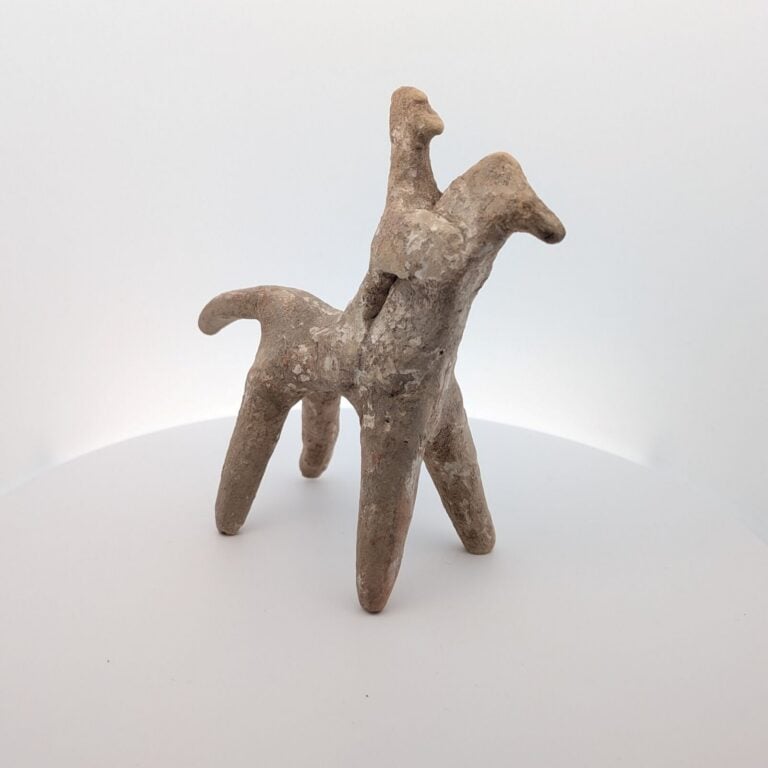 Figurine de cavalier stylisé , tenant un bouclier circulaire. - Terre cuite bei…