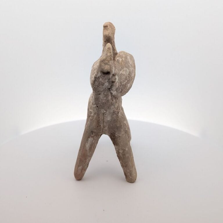 Figurine de cavalier stylisé , tenant un bouclier circulaire. - Terre cuite bei…