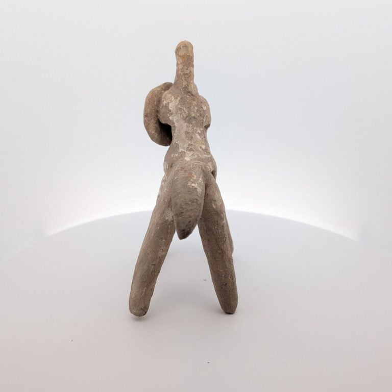 Figurine de cavalier stylisé , tenant un bouclier circulaire. - Terre cuite bei…