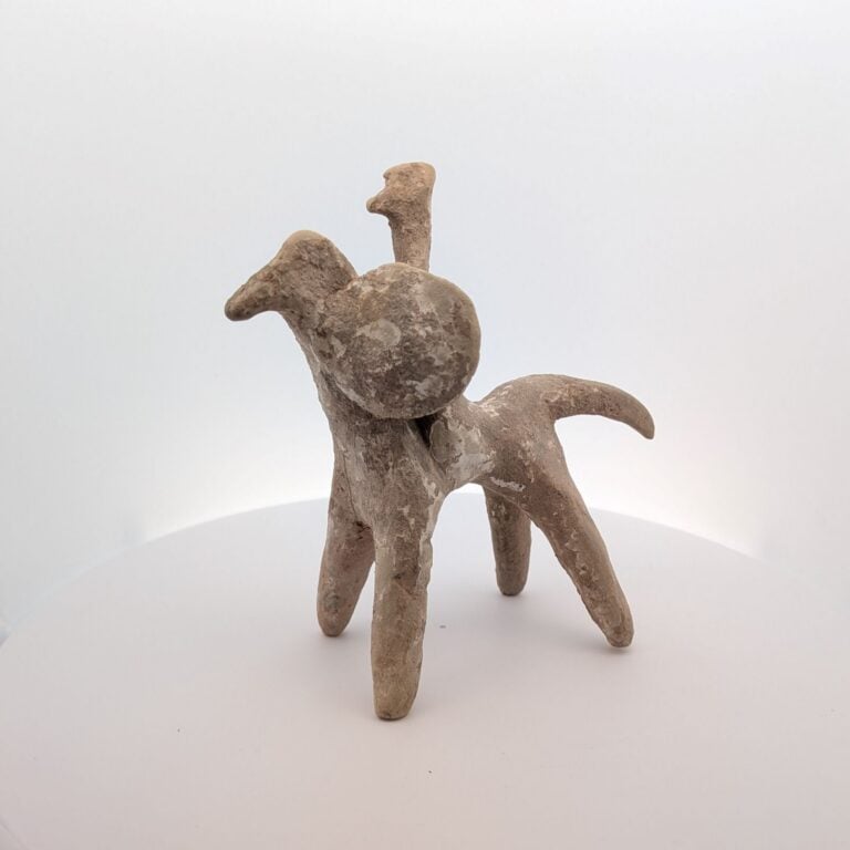 Figurine de cavalier stylisé , tenant un bouclier circulaire. - Terre cuite bei…